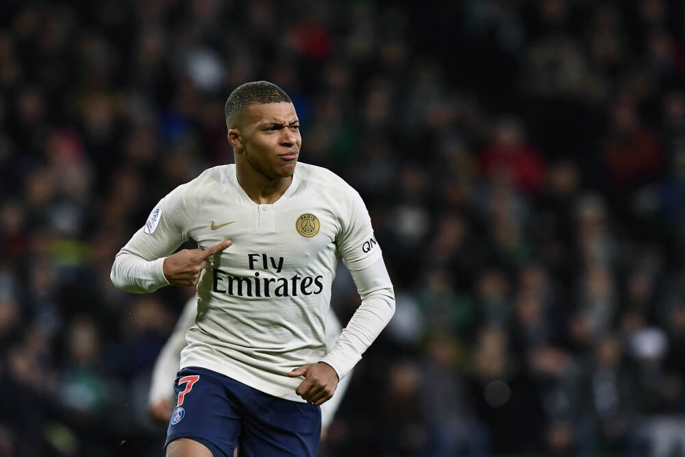 温馨有爱 周琦携幼子站上全运男篮领奖台